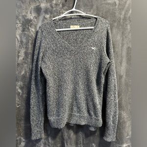 Women’s Gray Hollister V-Neck Sweater Size Medium